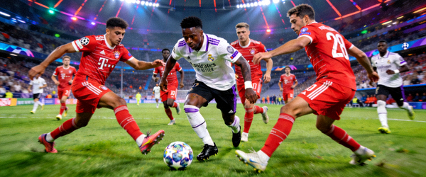 欧冠比赛中维尼修斯带球突破拜仁防线的瞬间