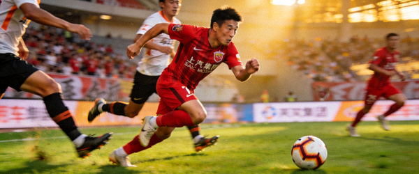 中超上海海港队球员武磊带球突破的赛场画面